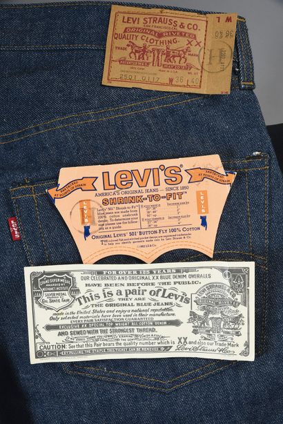  JOHNNY HALLYDAY (1943/2017): Chanteur et acteur. 1 pantalon en jean de marque LEVI'S...