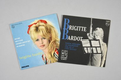  BRIGITTE BARDOT (1934): Actrice et chanteuse. 1 lot de 2 disques 45 tours Philips:...