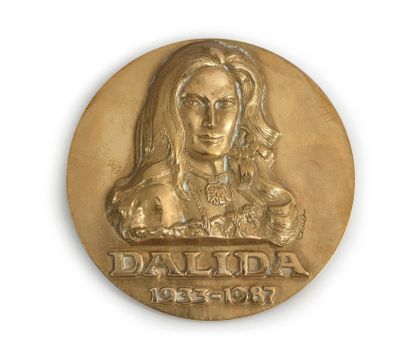  DALIDA (1933/1987): Singer and actress. 1 medal in Florentine bronze representing...