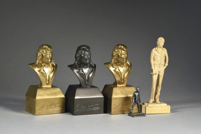  JOHNNY HALLYDAY (1943/2017): Chanteur et acteur. 1 ensemble de 4 bustes et statuettes...
