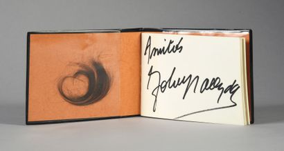  JOHNNY HALLYDAY (1943/2017): Chanteur et acteur. Une mèche de cheveux de Johnny...