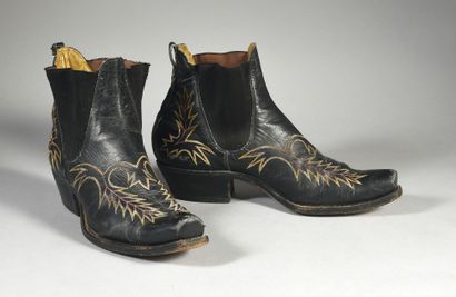 null JOHNNY HALLYDAY (1943/2017): 1 paire de Boots en cuir, courtes avec surpiqures...
