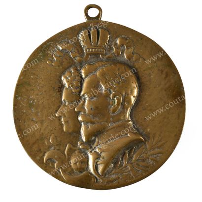 NICOLAS II, empereur de Russie (1868-1918) 
Médaillon à suspendre, en bronze doré,...