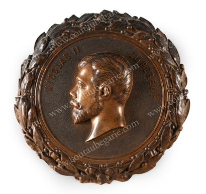 NICOLAS II, empereur de Russie (1868-1918) 
A hardened wood hanging medallion, decorated...
