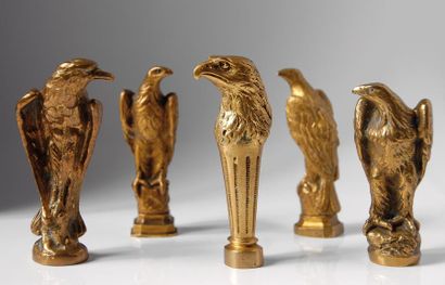 null Lot de cinq cachets en bronze doré sculpté, figurant des aigles, deux sont signé...
