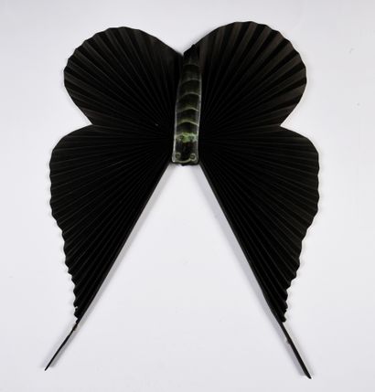 null CURIOSITÉ - Écran à main figurant un papillon. Feuille en papier noir et monture...