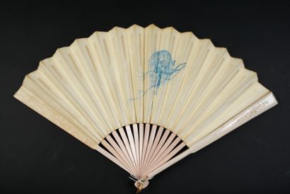 null SOUVENIR - Éventail plié, vers 1889, la feuille double en papier imprimé à décor...