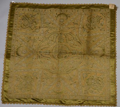 null Tapis de table ou bohça, Turquie vers 1900, satin de soie vert brodé en plein...