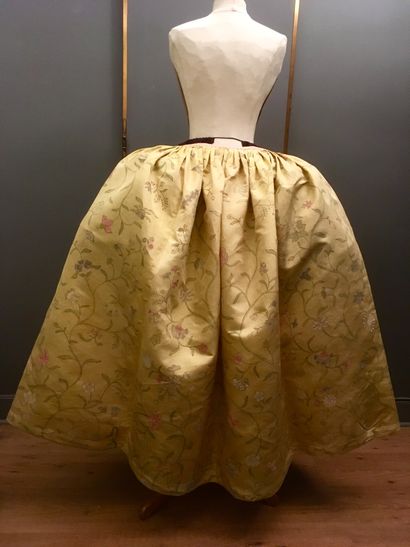 null Jupon d’une robe à la française en soie peinte, Chine pour l’Europe, vers 1770,...