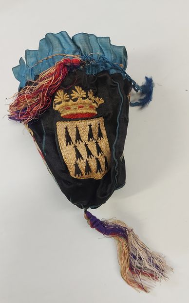 null Coat of arms purse, circa 1850-1870, purse with 4 black silk satin quarters,...