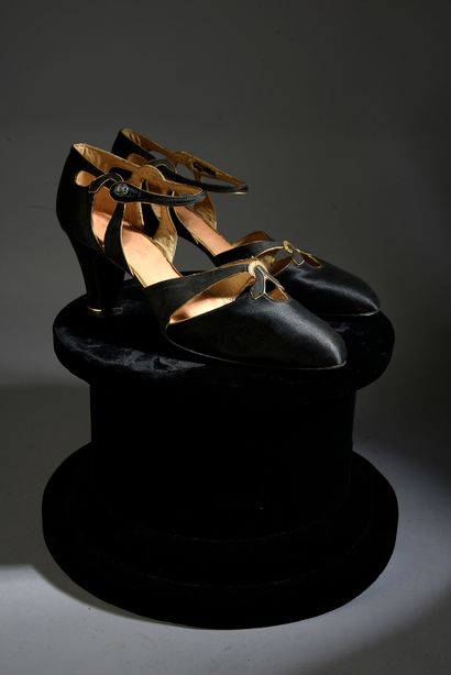 null 512. Paire de chaussures du soir, vers 1930, salomés en satin et taffetas noir...