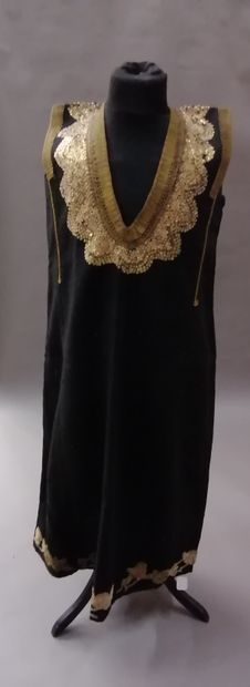 null 
Robe aux alentours de 1930, Maroc, robe à bretelles en crêpe de laine noir,...