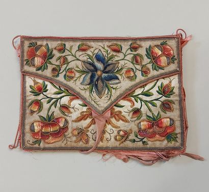 null Rare straw and silk embroidery pouch, Louis XV period, gusseted pouch, both...