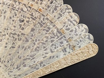 null Conversation de lettrés, Chine, XIXe siècle
Éventail de type brisé en ivoire*...
