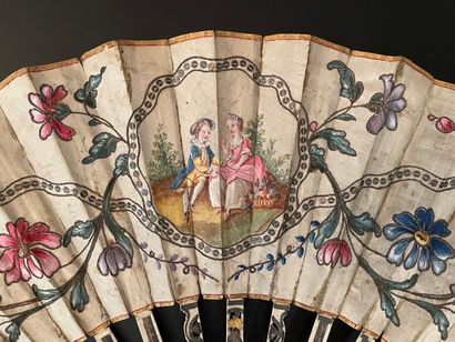 null L'échange amoureux, vers 1770-1780
Éventail plié, la feuille en soie peinte...