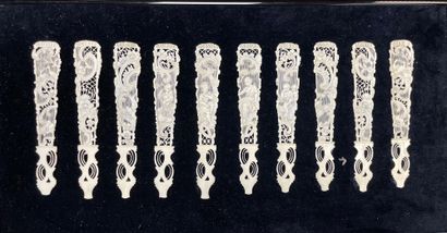 null Brins d'éventails, Europe, XVIIIe siècle 10 brins en ivoire* repercé, sculpté...