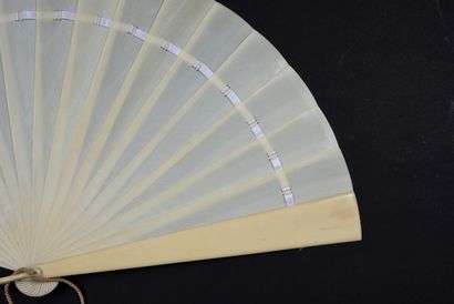 null Ivory, circa 1890
Broken type fan in ivory*, without decoration.
Bracket and...
