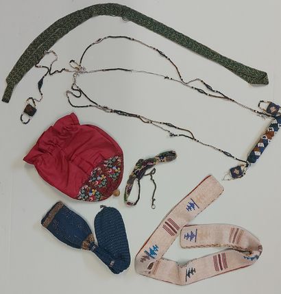null Réunion d’accessoires du costume en broderie de perles, 1830-1860 environ, principalement...
