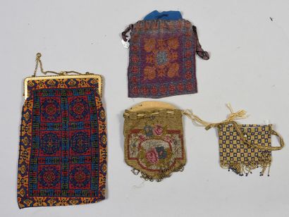 null 531. Quatre réticules en tricot de perles, vers 1910-1920, le plus remarquable...