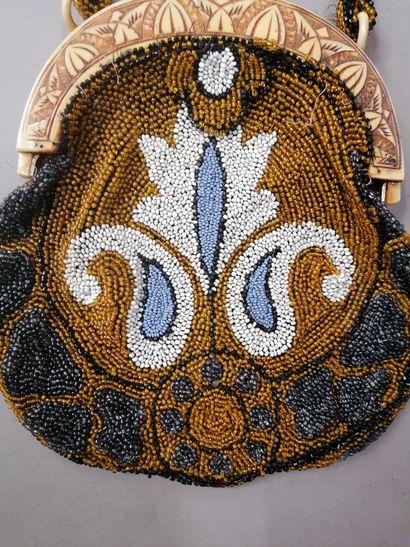 null 534. Evening reticule, circa 1920, pearl knit pocket with fleuron decoration...