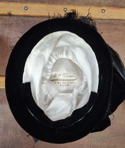 null 482. Réunion de trois chapeaux de dame noirs, fin du XIXe-début du XXe siècle,...