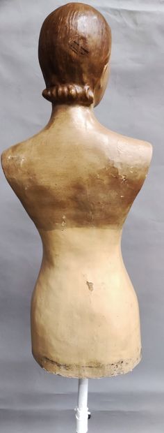 null 
522. Mannequin de vitrine, vers 1920-1925, buste en carton bouilli peint ;...