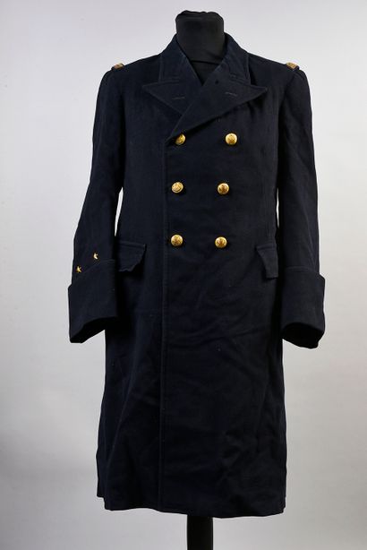 null 566. Réunion de parties d’uniformes, XXe siècle, deux manteaux dont un de sous-officier...