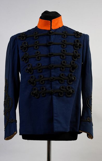 null 560. Dolman de hussard, fin du XIXe siècle, (Autriche?), veste en drap de laine...