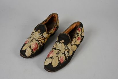 null Deux paires de pantoufles, milieu du XIXe siècle, tiges en tapisserie au point...