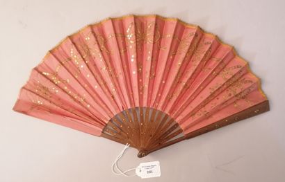 null Pink bows, circa 1900
Folded fan, the pink silk sheet lapped with bows and falling...