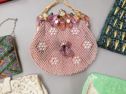 null 535. Six réticules et pochettes du soir, 1940-1960 environ, cinq brodés de perles...