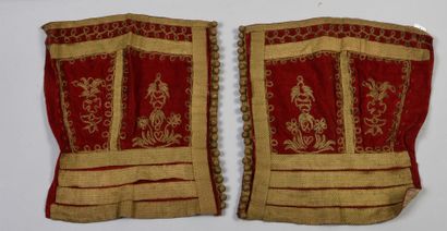 null 565. Paire de guêtres, XIXe siècle, velours de coton rouge brodé en soutache...