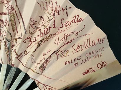 null Fête Sévillane au Palais Garnier, 1992
Éventail plié, la feuille en papier imprimé...