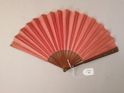 null Pink bows, circa 1900
Folded fan, the pink silk sheet lapped with bows and falling...