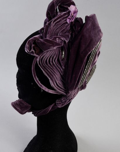 null 481. Capote vers 1900, velours violet, la calotte plissée et drapée sur armature...