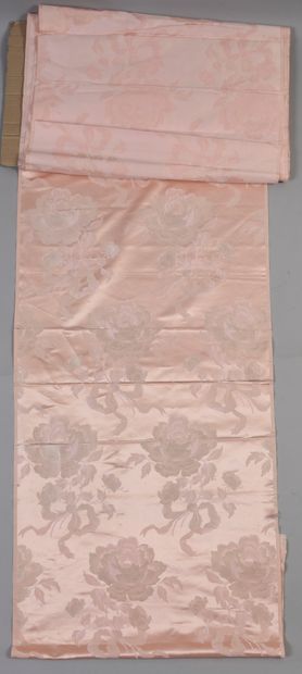 null 
Coupon de soierie pour la robe, vers 1900, soierie façonnée rose à grand décor...