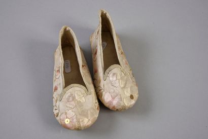 null 476. Pair of embroidered shoes, China, late 19th century, cream satin stems...
