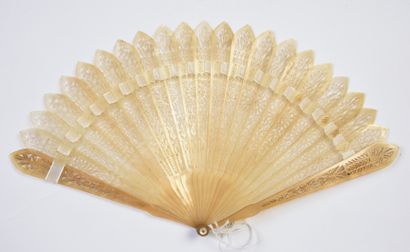 null Suns, circa 1820
Fan of broken type in blond horn finely cut with a stylized...