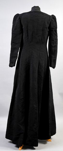 null 515. Elégant manteau de dame, vers 1930, manteau long en ottoman noir fermé...