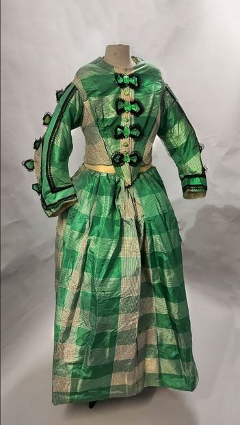 null Elégante robe d’après-midi vers 1850-1860, taffetas quadrillé vert, crème et...