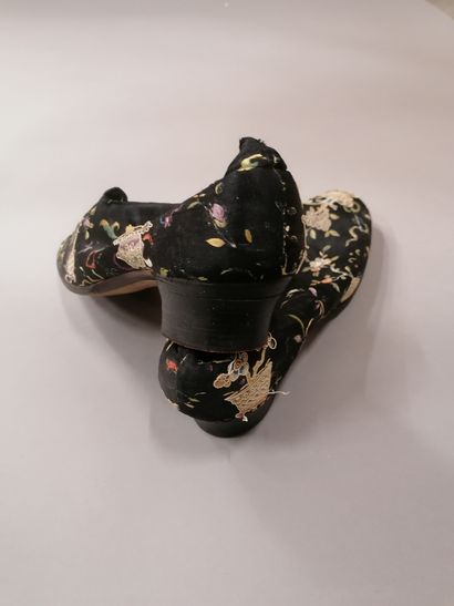 null 504. Paire de souliers à la mode chinoise, début du XXe siècle, escarpins à...