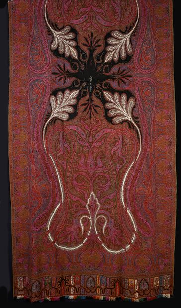 null Long cashmere shawl, India, circa 1870-1880, sinuous black reserve loaded with...