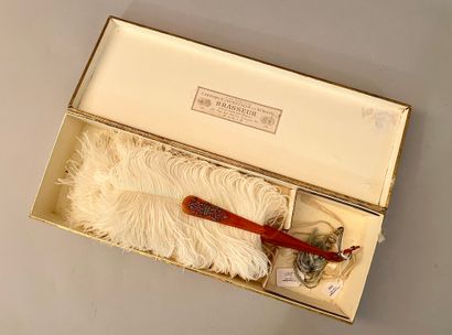 null Comtesse en émeraudes, vers 1890
Éventail en plumes d'autruches blanches.
Monture...