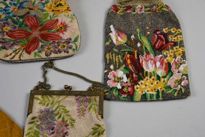 null 532. Cinq réticules en tricot de perles, 1900-1920 environ, l’un brodé sur canevas...
