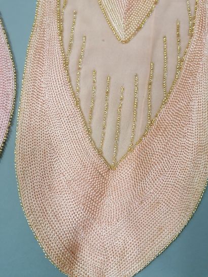 null 510. Cinq quilles pour garnir une robe du soir, vers 1920-1925, crêpe de soie...