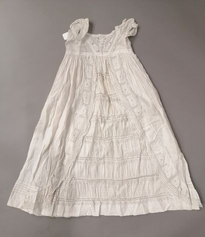 null 497. Robe de baptême ou de présentation, vers 1850-1880, robe à mancherons bouffants...