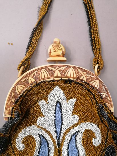 null 534. Evening reticule, circa 1920, pearl knit pocket with fleuron decoration...