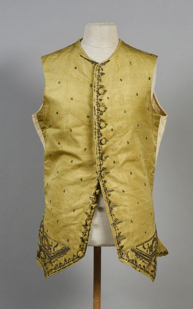 null Gilet d'un habit de cour, époque Louis XVI, gros de Tours jaune lamé or finement...