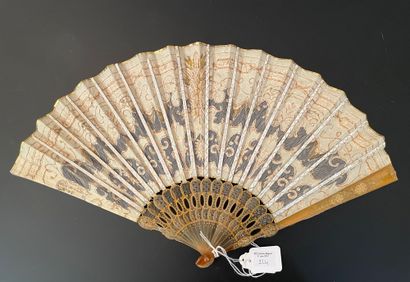 null Gerbe de blé, vers 1900
Éventail plié, la feuille en soie et tulle brodés de...