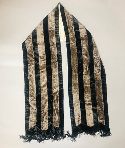 null 489. Réunion d'accessoires du Costume féminin, 1880-1930 environ, capeline noire...